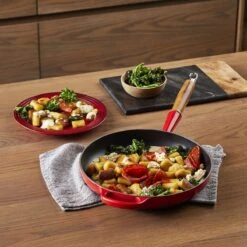 Le Creuset Koekenpan Signature Kersenrood - ø 28 Cm / 2.6 Liter - Geëmailleerde Anti-aanbaklaag -Pannen Verkoop 1200x1200 1170