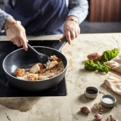 Demeyere Alu Classico 3 Wokpan – Inductie – Ceraforce Keramische Antikleeflaag – 28 Cm – PTFE En PFAS Vrij -Pannen Verkoop 1200x1200 244