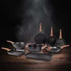 Rosmarino Black Line - Wokpan - Ø30cm - 100% PFAS & PFOA Vrij - Gegoten Aluminium - Non-stick Minerale Coating - Ergonomische Handgreep - Geschikt Voor Alle Warmtebronnen & Vaatwasser 22 Rosmarino Black Line - Wokpan - Ø30cm - 100% PFAS & PFOA Vrij - Gegoten Aluminium - Non-stick Minerale Coating - Ergonomische Handgreep - Geschikt Voor Alle Warmtebronnen & Vaatwasser -Pannen Verkoop 1200x1200 270