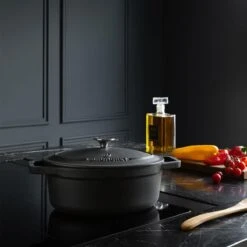 Gietijzeren Braadpan - Sudderpan Zwart Van Daumonet - Ovaal - Ø 29 Cm - 3 Liter - 100% PFAS & PFOA Vrij - Emaille - Geschikt Voor Alle Warmtebronnen - Elektrisch - Gas - Halogeen - Inductie - Keramisch - Vaatwasserbestendig -Pannen Verkoop 1200x1200 723