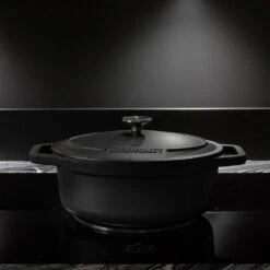 Gietijzeren Braadpan - Sudderpan Zwart Van Daumonet - Ovaal - Ø 29 Cm - 3 Liter - 100% PFAS & PFOA Vrij - Emaille - Geschikt Voor Alle Warmtebronnen - Elektrisch - Gas - Halogeen - Inductie - Keramisch - Vaatwasserbestendig -Pannen Verkoop 1200x1200 724