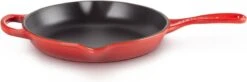 Le Creuset - Gietijzeren Ronde Skillet In Kersenrood 23cm -Pannen Verkoop 1200x397 1