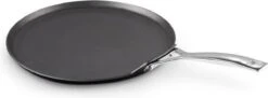 Le Creuset Les Forgees Pannenkoekpan 28cm 13 Le Creuset Les Forgees Pannenkoekpan 28cm -Pannen Verkoop 1200x441 1
