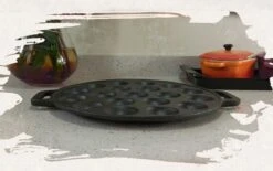 YUGN BLACK Poffertjespan Poffertjesmaker 6 Delige Set - 19 Poffertjes Incl Doseerfles Kwast Poffertjesvork Siliconen Ovenwanten - Platte Onderkant Poffertjespan Inductie Poffertjespan Elektrisch - Cadeau Tip -Pannen Verkoop 1200x751 2