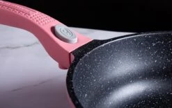 Royalty Line Inductie Pannenset - Luxe 14-delige Pannenset Marmeren Coating - Pannen Met Afneembare Handvaten - Oven-Ready - PFAS-Vrij - Voor Alle Warmtebronnen - Afneembare Koudgrepen - Antiaanbaklaag - Koekenpan Met Glazen Deksels - Roze -Pannen Verkoop 1200x757