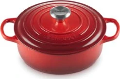 Le Creuset - Gietijzeren - Lage Braadpan - 24cm - Kersenrood 32 Le Creuset - Gietijzeren - Lage Braadpan - 24cm - Kersenrood -Pannen Verkoop 1200x785 2