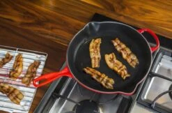 Le Creuset - Gietijzeren Ronde Skillet In Kersenrood 23cm -Pannen Verkoop 1200x787