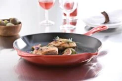 Le Creuset - Gietijzeren Ronde Skillet In Kersenrood 23cm -Pannen Verkoop 1200x799 78
