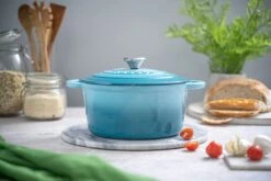 Nuovva Gietijzeren Braadpan Antiaanbaklaag Met Deksel - Sudderpan Blauw - Rond - Ø24 Cm - 4,7 Liter - 100% PFAS & PFOA Vrij - Geschikt Voor Alle Warmtebronnen - Elektrisch - Gas - Halogeen - Inductie – Keramisch 10 Nuovva Gietijzeren Braadpan Antiaanbaklaag Met Deksel - Sudderpan Blauw - Rond - Ø24 Cm - 4,7 Liter - 100% PFAS & PFOA Vrij - Geschikt Voor Alle Warmtebronnen - Elektrisch - Gas - Halogeen - Inductie – Keramisch -Pannen Verkoop 1200x800 114