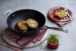 LE CREUSET - Les Forgees - Wokpan 30cm 17 LE CREUSET - Les Forgees - Wokpan 30cm -Pannen Verkoop 1200x800 63