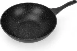 Royal Swiss WK30 - Wokpan - Ø 30 Cm - Marmeren Coating - Inductie - Met Glazen Deksel - PFAS-vrijs - Zwart 7 Royal Swiss WK30 - Wokpan - Ø 30 Cm - Marmeren Coating - Inductie - Met Glazen Deksel - PFAS-vrijs - Zwart -Pannen Verkoop 1200x801 1