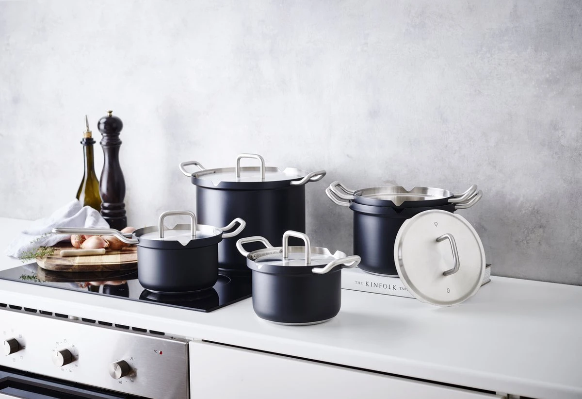 BK Q-linair Master Black Kookpannenset - 5-delig - Veilig Afgietsysteem - Inductie 2 BK Q-linair Master Black Kookpannenset - 5-delig - Veilig Afgietsysteem - Inductie - Afbeelding 2