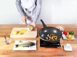 Cheffinger Wokpan Met Deksel - 32cm - Zwart - Pan - Keukenaccessoires -Pannen Verkoop 1200x892