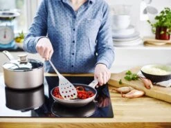 GreenPan Cambridge Hapjespan Met Deksel 28cm - Brons - Inductie - PFAS-vrij 16 GreenPan Cambridge Hapjespan Met Deksel 28cm - Brons - Inductie - PFAS-vrij -Pannen Verkoop 1200x899 11