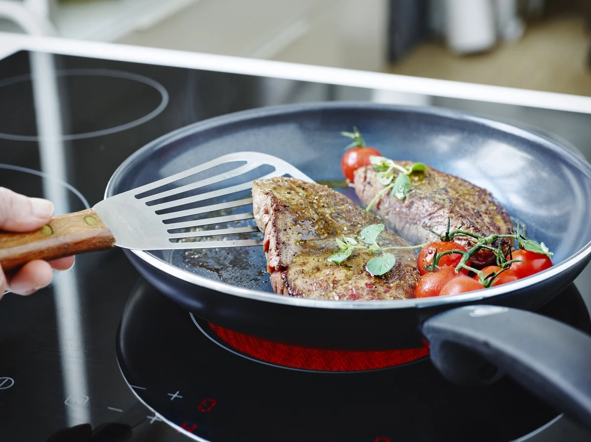 GreenPan Cambridge Hapjespan Met Deksel 24cm - Zwart - Inductie - PFAS-vrij 14 GreenPan Cambridge Hapjespan Met Deksel 24cm - Zwart - Inductie - PFAS-vrij - Afbeelding 14