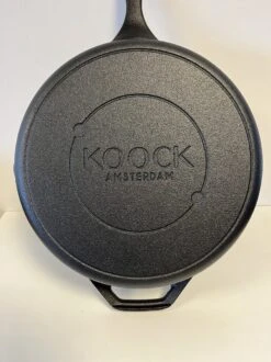 Koock Amsterdam® Skillet Gietijzer - Koekenpan - Geschikt Voor Alle Warmtebronnen Incl. BBQ En Inductie 12 Koock Amsterdam® Skillet Gietijzer - Koekenpan - Geschikt Voor Alle Warmtebronnen Incl. BBQ En Inductie -Pannen Verkoop 899x1200 2